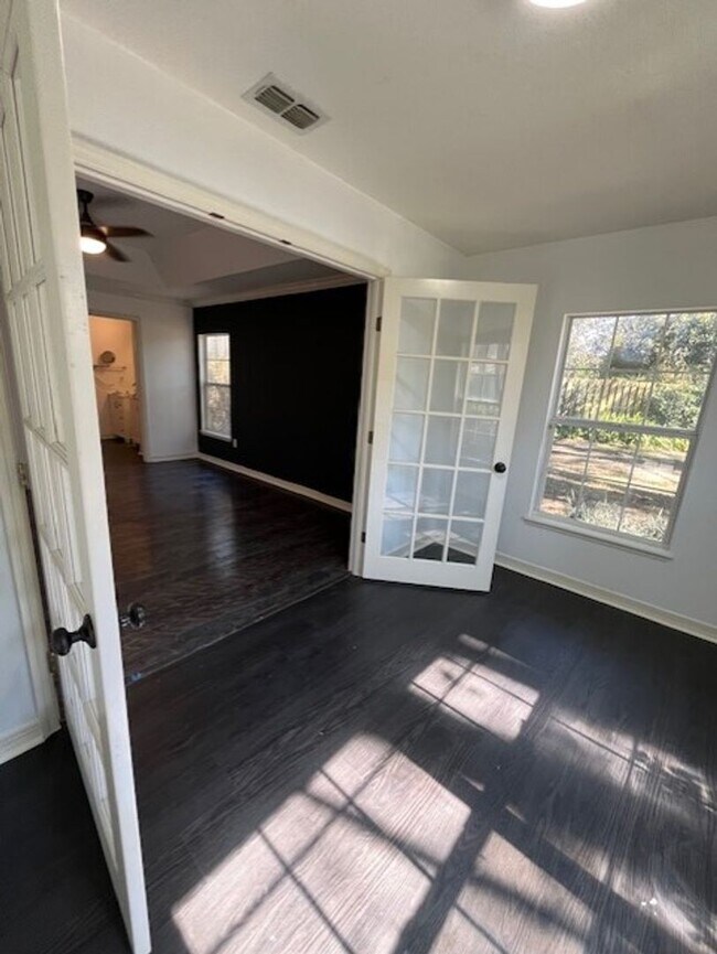 Building Photo - Beautiful and completely Renovated 3/2 fen...