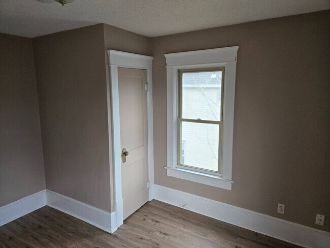 Building Photo - Charming 4-Bedroom Property in Prime Location