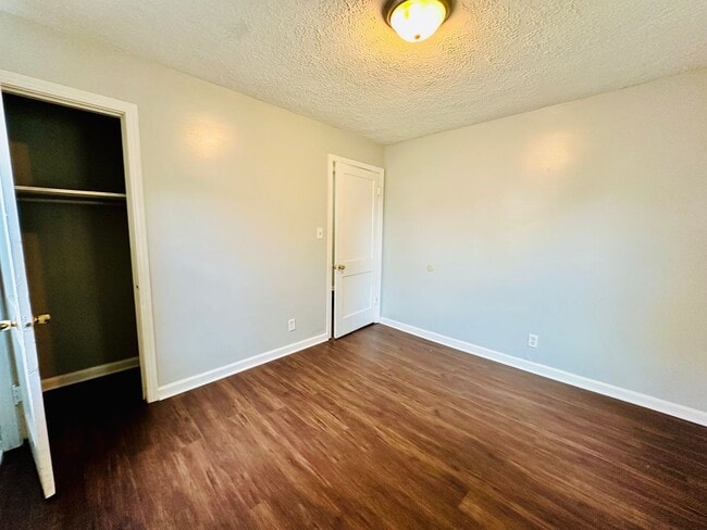 Building Photo - 2BR off Taylor Blvd with open floor plan *...