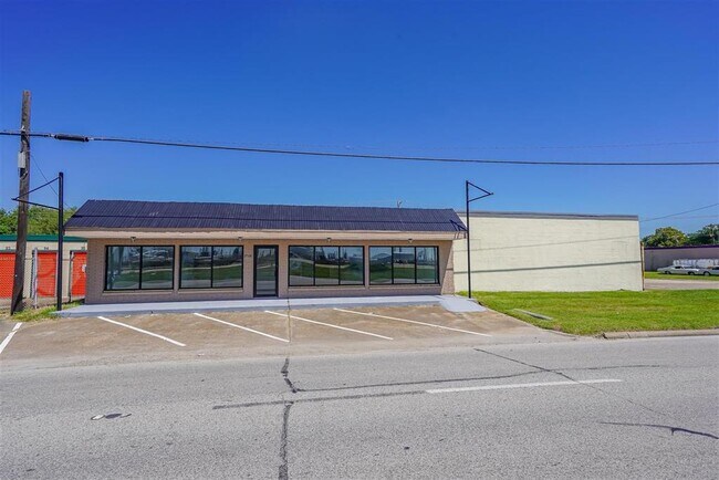 Building Photo - 1710 Texas Ave