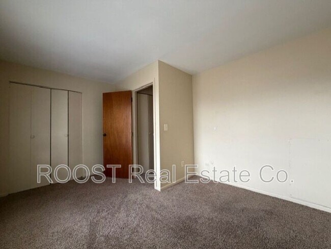 Building Photo - 6881-6887 Emerald Ave