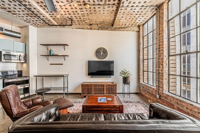 Building Photo - Modern Studio Loft in Downtown Dallas – Water & Internet Included in the Rent ($500 Off First Mon...