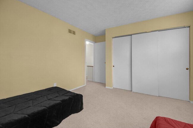 Building Photo - 6590 Bennell Dr
