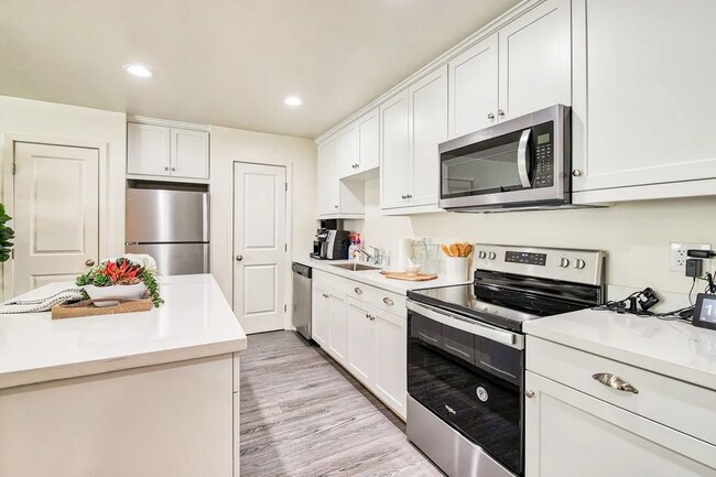 Building Photo - 4085-4089-4089 Nobel Dr