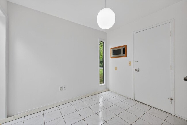 Building Photo - 9404 Woodington Dr