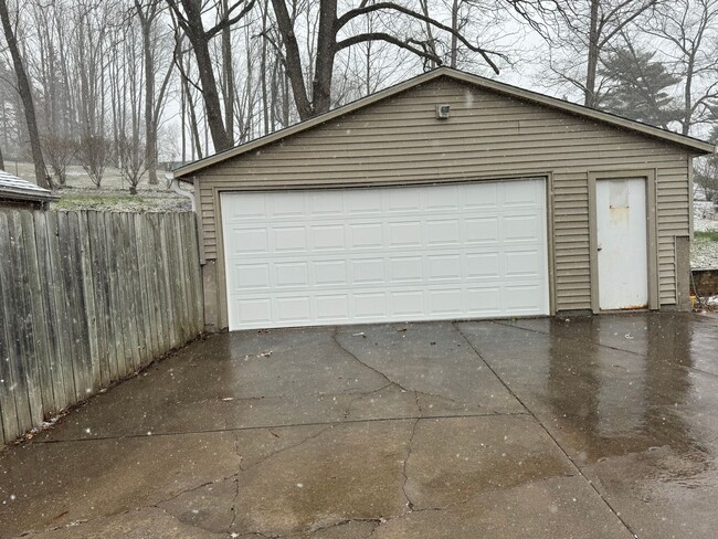 Building Photo - 2 bedroom, 2 bath with 2 car detached garage.