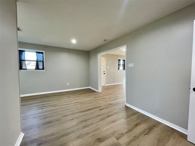 Building Photo - 817 N Valderas St