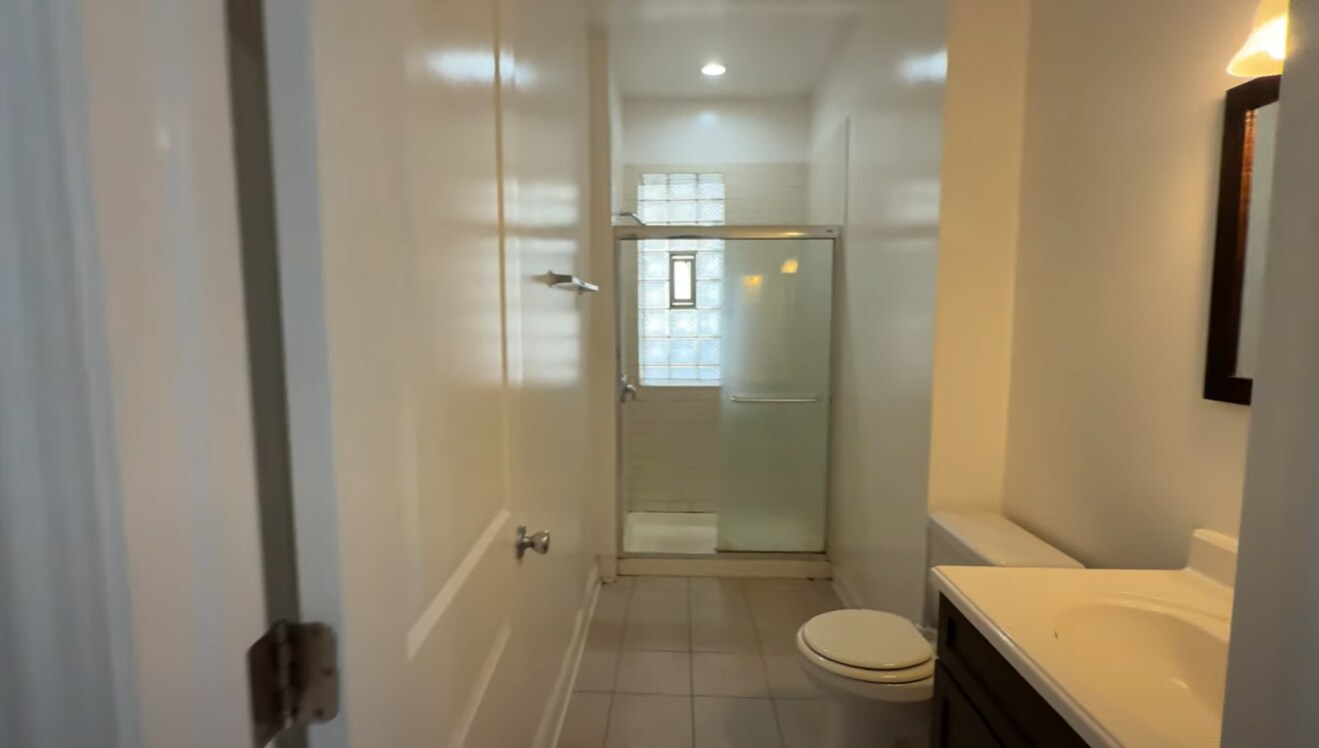 Building Photo - 4452 N Sheridan Rd