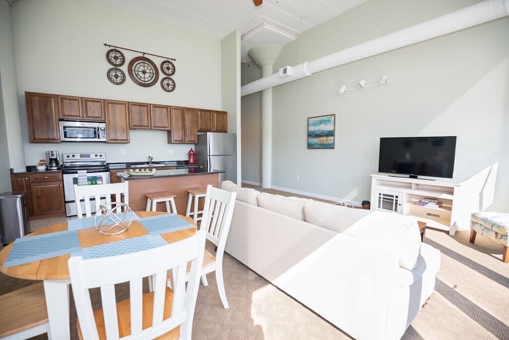 Building Photo - 401 W Shoreline Dr