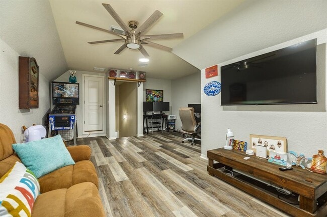 Building Photo - 400 S Amherst Dr