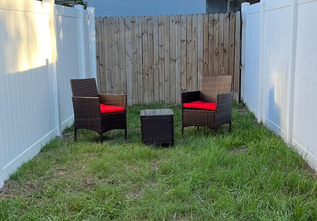 Building Photo - 607 Lyndhurst St