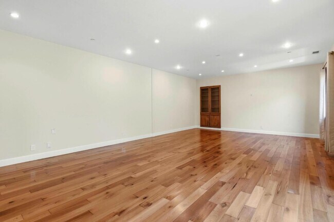 Building Photo - 3911 Pepper Tree Ct