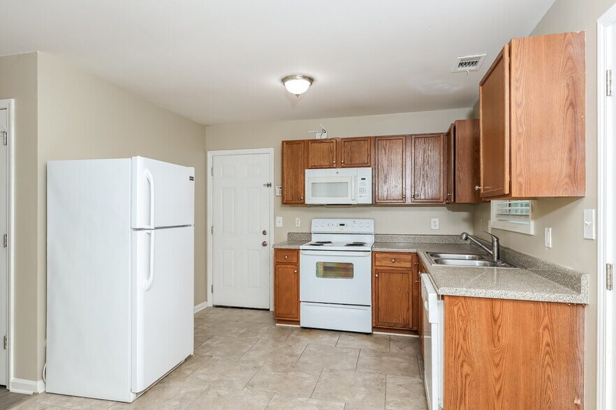 Building Photo - 2045 Ivy Ln