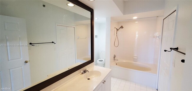 Building Photo - 2 br, 2 bath Condo - 3215 NE 184th St Apt ...