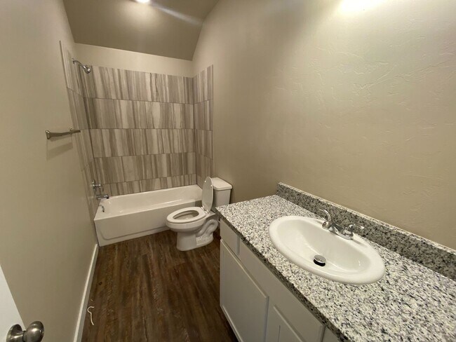 Building Photo - 5204 Oakwood Villa Ct