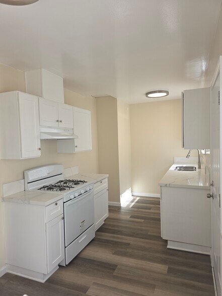 Building Photo - 15726 Halldale Ave