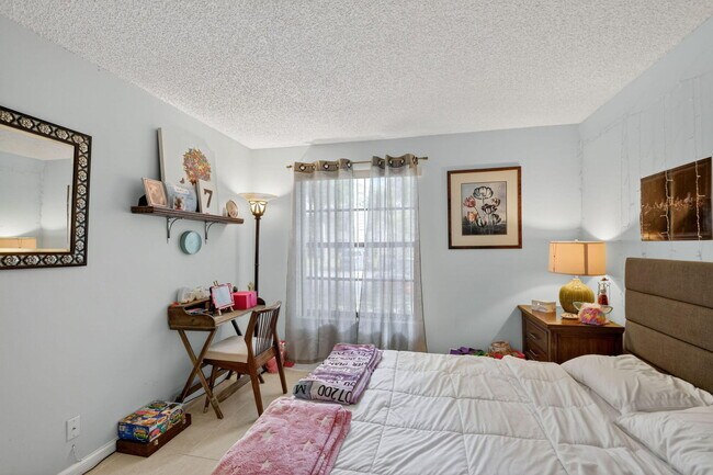 Building Photo - 9810 Pineapple Tree Dr