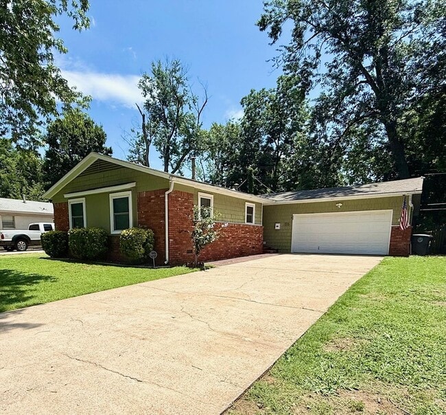 Primary Photo - Super Cute Great Neighborhood!