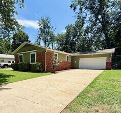 Building Photo - Super Cute Great Neighborhood!