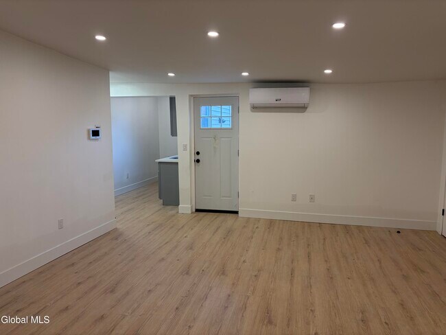 Building Photo - 31 Van Zandt St