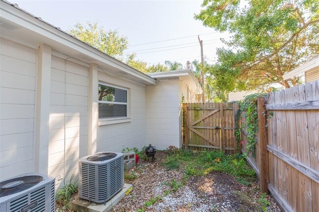 Building Photo - 3401 W San Pedro St