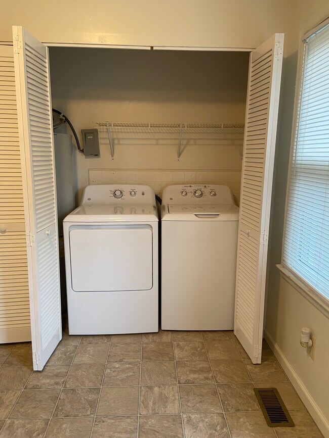 Building Photo - 22 White Cir