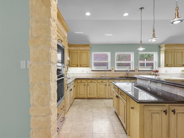 Building Photo - 3003 Creekwood Dr
