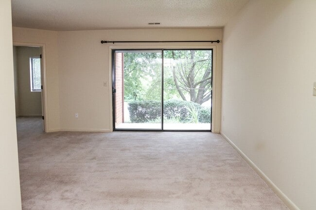 Building Photo - One Bedroom with a Den at Turtle Creek!