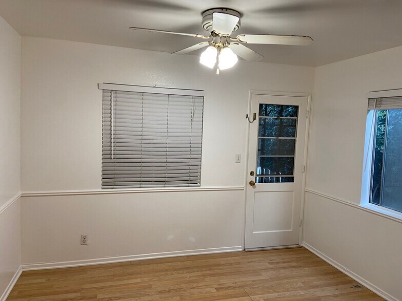 Kitchen Nook - 8122 Michael Dr
