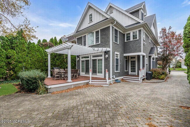 Building Photo - 412 Chicago Blvd