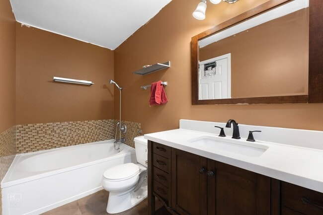 Building Photo - Gorgeous End Unit with 3 Bed/2.5 Baths and...