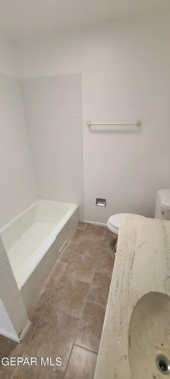 Building Photo - 8607 Mettler Dr