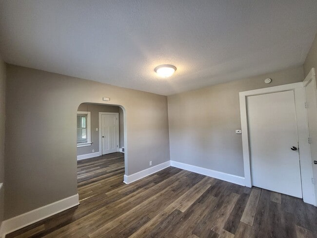 Building Photo - 2 Bedroom, 1 Bathroom home!