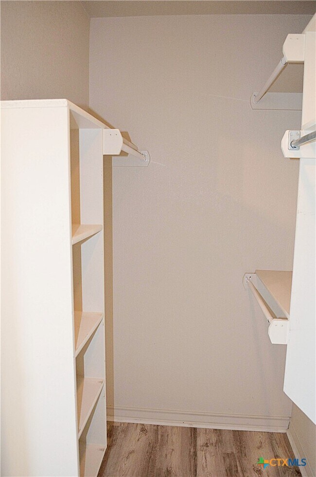 Building Photo - 2105 Merle Dr