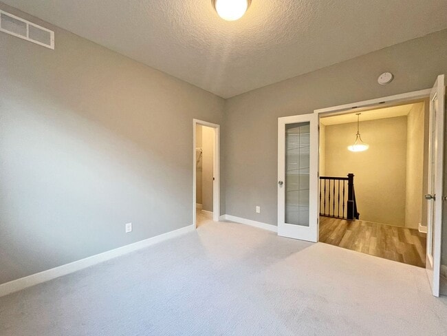 Building Photo - Sparkling, SPACIOUS Like-New Home with 3 B...