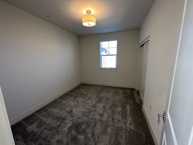 Building Photo - 2056 Marina Dr