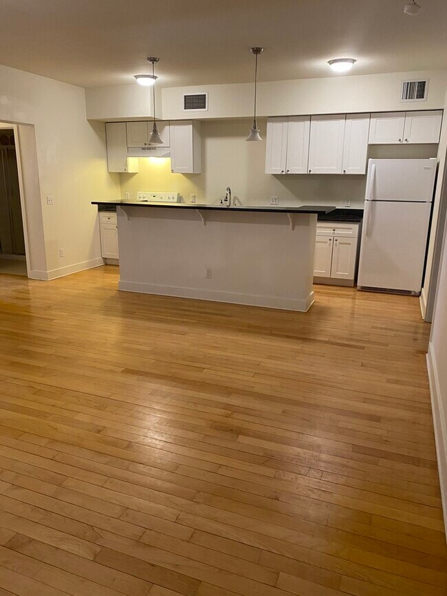 Building Photo - FOR RENT