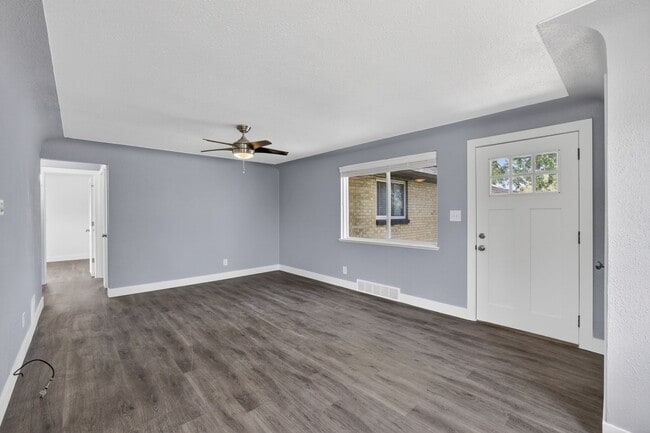 Building Photo - 2 bed 1 bath - Remodeled Home in Denver!