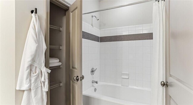 Building Photo - 2910 Clairmont Rd