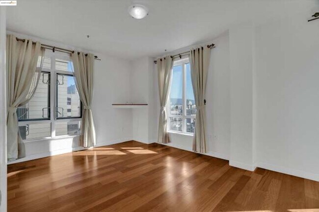 Building Photo - 423 7th St