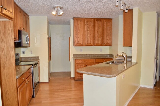 Building Photo - Beautiful and spacious 3 bed 2 bath.