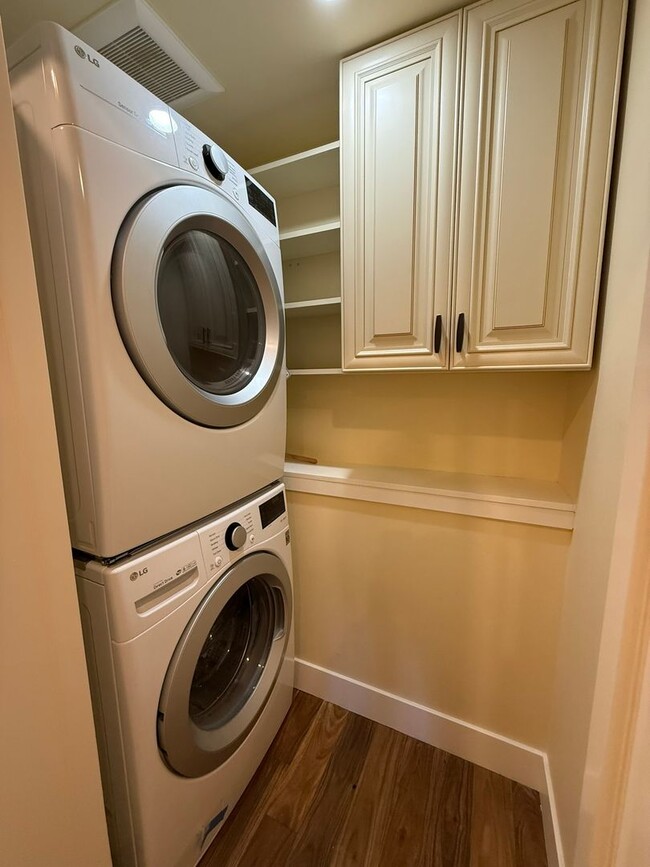 Building Photo - 2Bd/2Ba Bellevue Condo