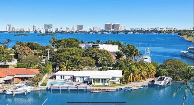 Building Photo - 12388 N Bayshore Dr