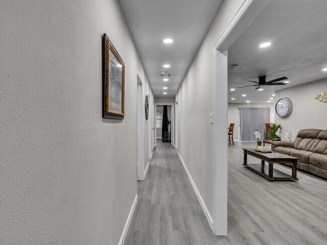 Building Photo - 705 Littlewood