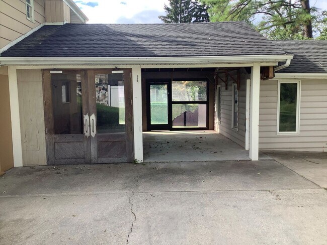 Building Photo - 8902 Maplebrook Rd