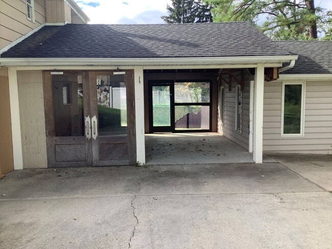 Building Photo - SPACIOUS SINGLE FAMILY HOME FOR RENT