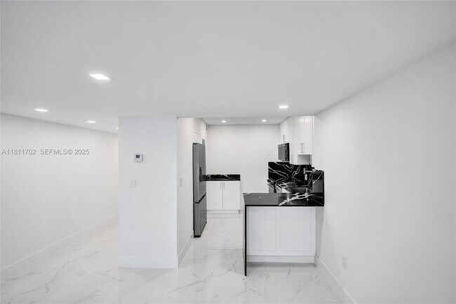 Building Photo - 3625 N Country Club Dr