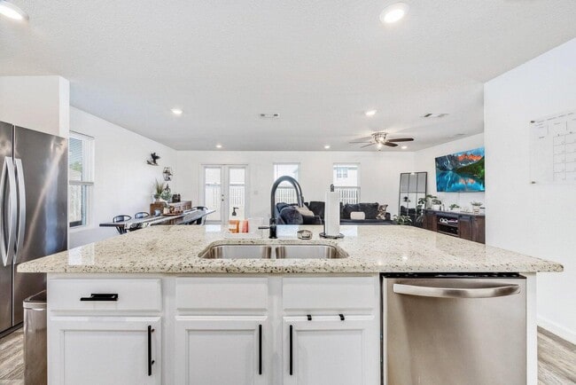 Building Photo - 1010 Limpkin St
