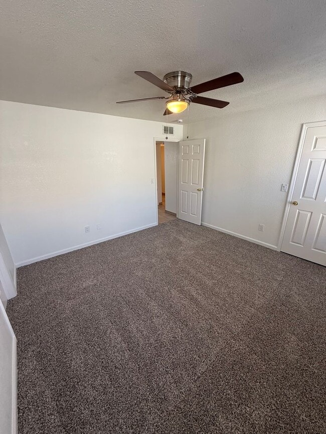 Building Photo - Updated single story located in Modesto!