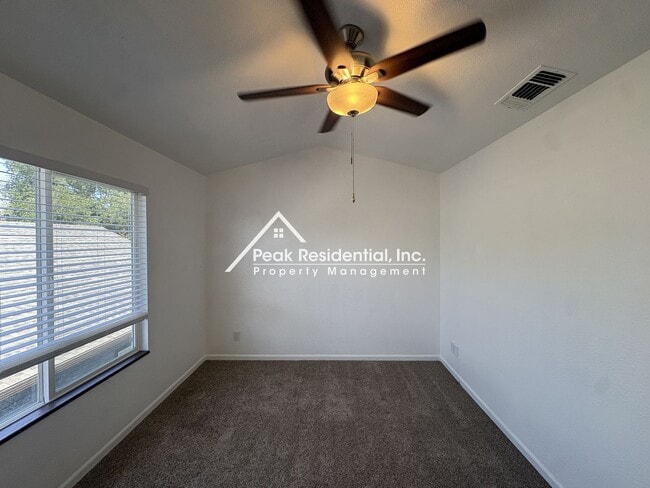 Building Photo - Great 4 Bd/2.5Ba Duplex with 1 Car Garage!